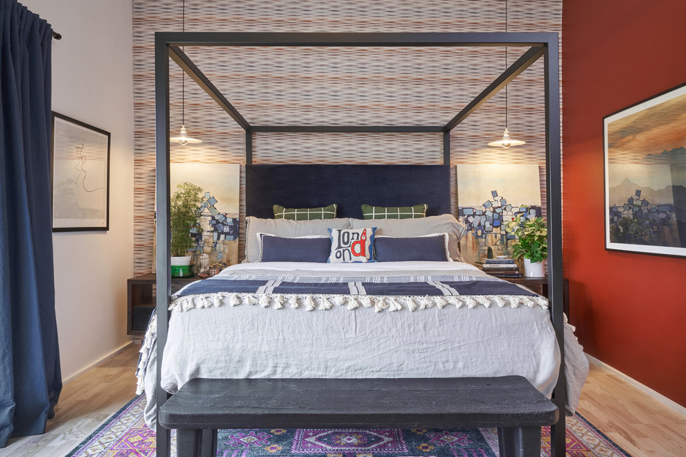 Стильный дизайн: спальня в средиземноморском стиле с светлым паркетным полом, бежевым полом, красными стенами и синими шторами - последний тренд