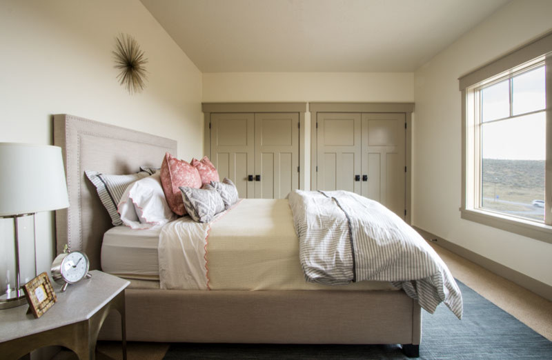 На фото: большая гостевая спальня (комната для гостей) в стиле рустика с бежевыми стенами и ковровым покрытием без камина с