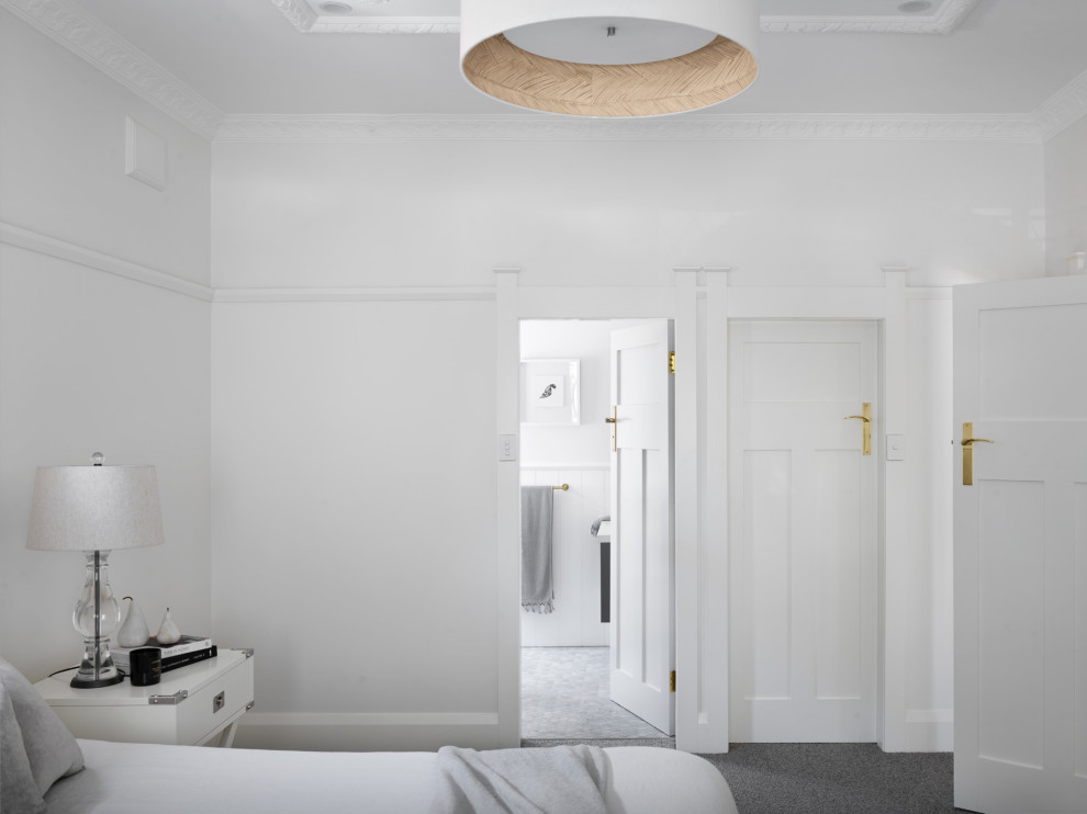 Стильный дизайн: большая хозяйская спальня в стиле неоклассика (современная классика) с белыми стенами, ковровым покрытием и серым полом - последний тренд