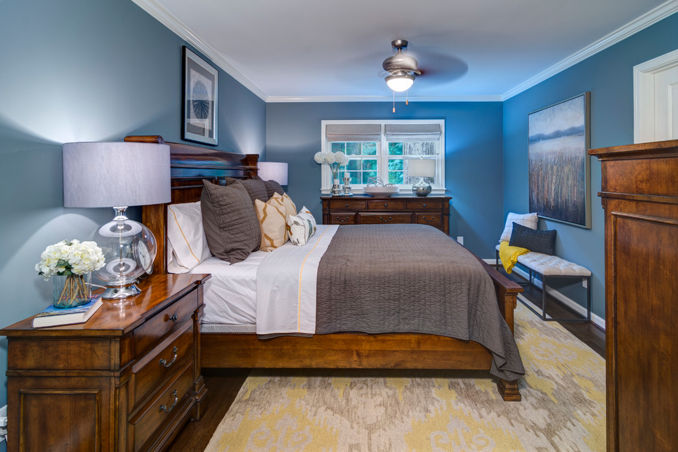 Идея дизайна: хозяйская спальня среднего размера в классическом стиле с синими стенами и темным паркетным полом без камина