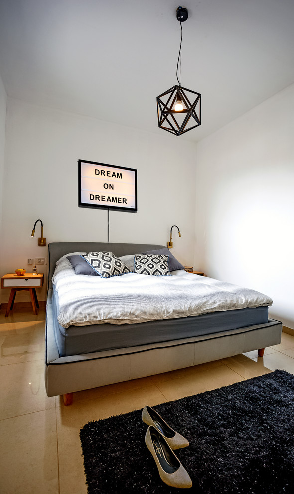 Источник вдохновения для домашнего уюта: спальня в современном стиле с белыми стенами и бежевым полом без камина