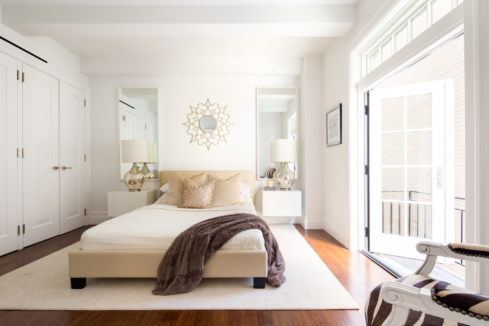 Aménagement d'une chambre parentale contemporaine avec un mur blanc.