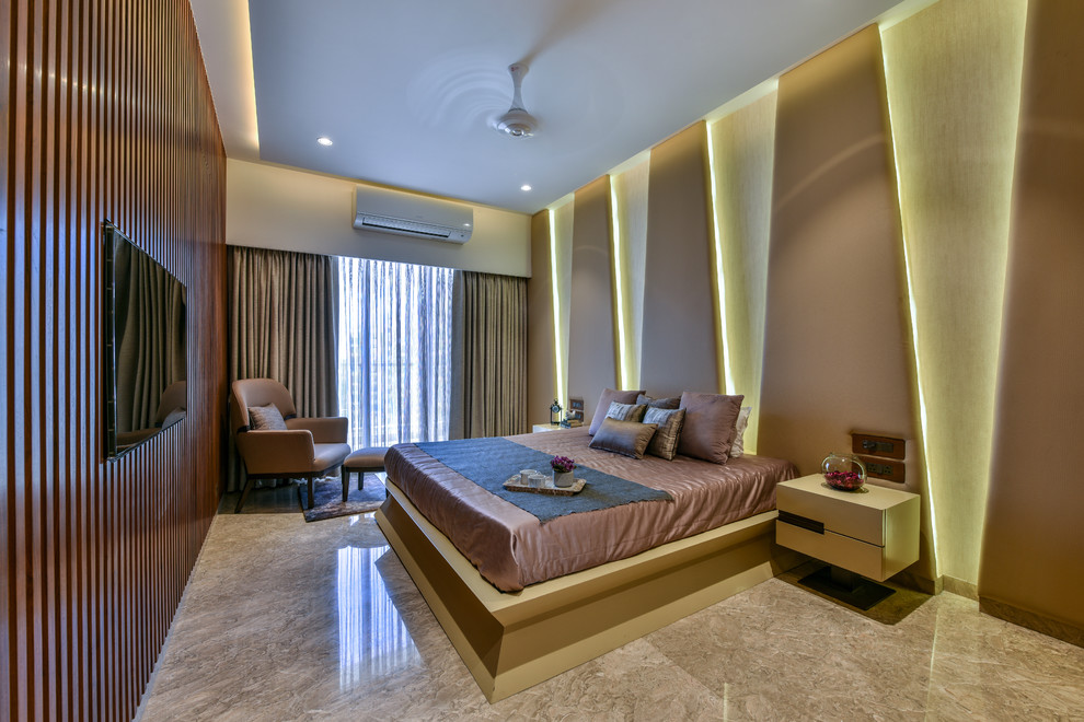 Foto di una camera da letto design con pareti marroni e pavimento beige
