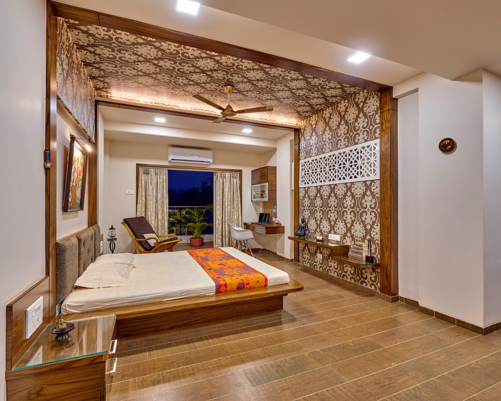 На фото: спальня среднего размера в восточном стиле с полом из керамической плитки и коричневым полом с