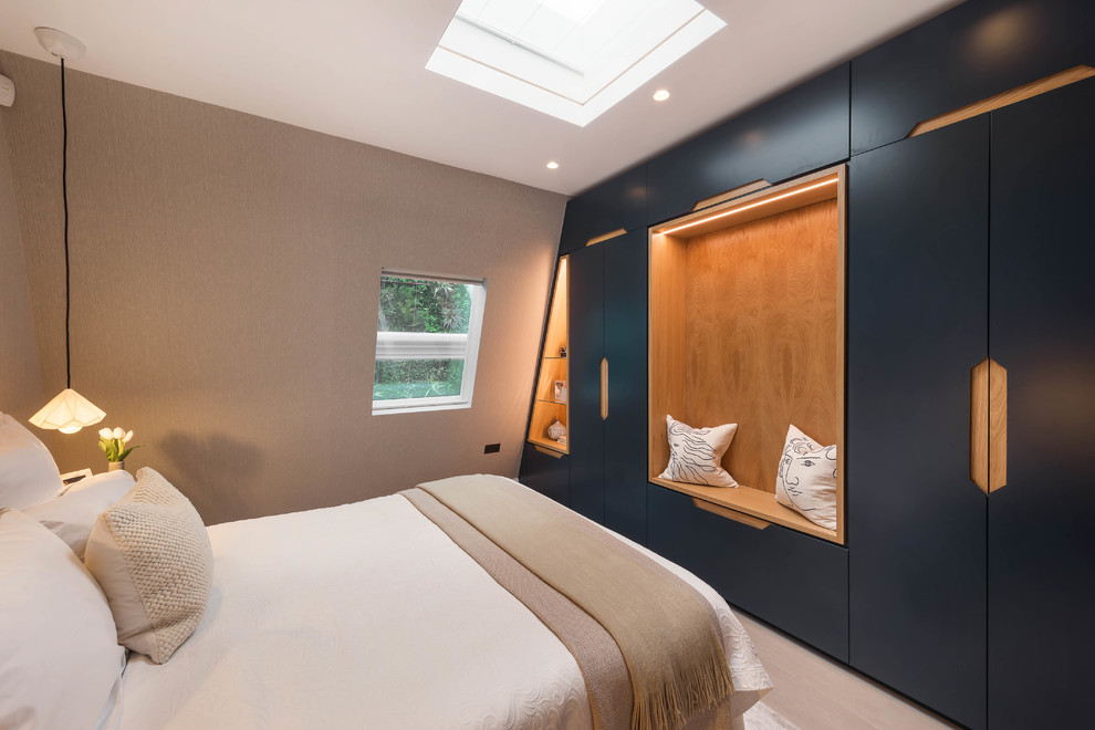 Ispirazione per una camera da letto design di medie dimensioni con pareti grigie