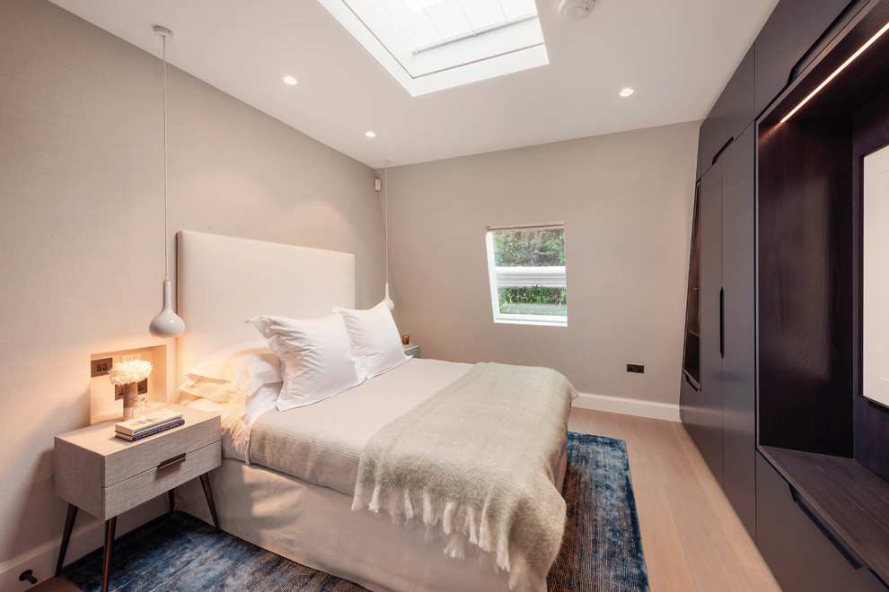 Свежая идея для дизайна: спальня среднего размера в современном стиле с серыми стенами - отличное фото интерьера