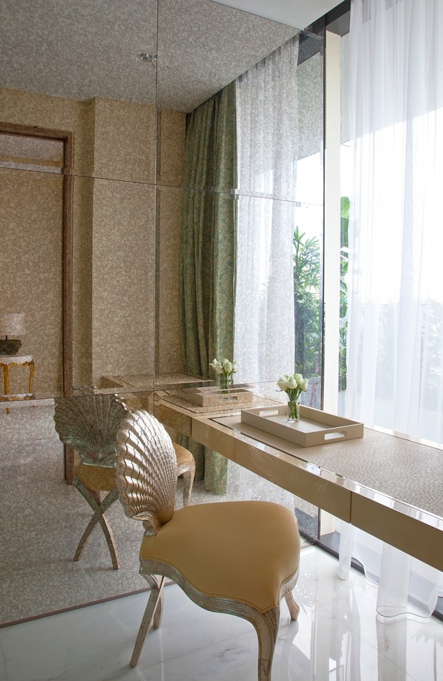 Foto di una piccola camera degli ospiti design con pareti gialle, pavimento in marmo e pavimento bianco