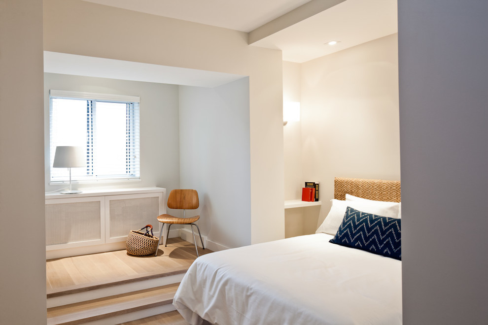 На фото: хозяйская спальня среднего размера в современном стиле с бежевыми стенами, светлым паркетным полом и бежевым полом без камина с