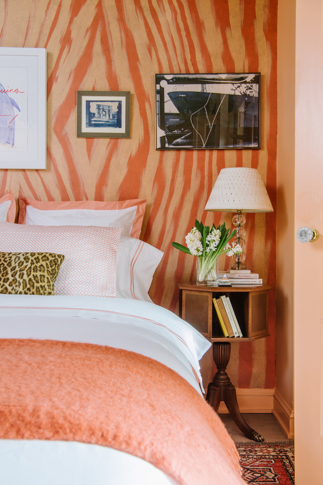 Modelo de dormitorio principal bohemio de tamaño medio sin chimenea con paredes multicolor y suelo de madera clara