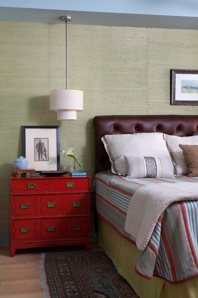 Imagen de habitación de invitados clásica renovada de tamaño medio sin chimenea con suelo de madera clara