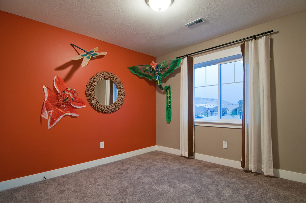 Modelo de habitación de invitados actual sin chimenea con paredes multicolor y moqueta