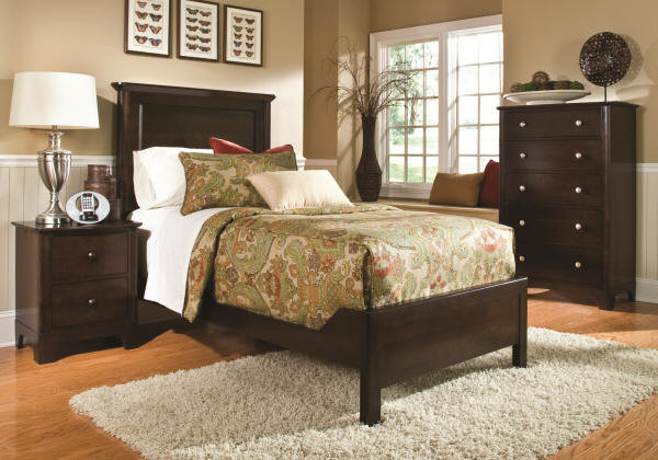 Diseño de dormitorio clásico renovado de tamaño medio sin chimenea con paredes marrones y suelo de madera en tonos medios