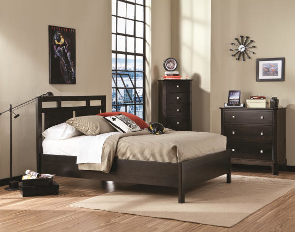 Diseño de dormitorio clásico renovado de tamaño medio sin chimenea con paredes beige y suelo de madera clara