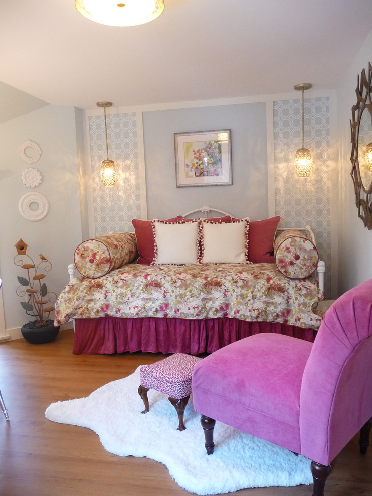 ボストンにある小さなトラディショナルスタイルのおしゃれな客用寝室 (緑の壁、無垢フローリング) のレイアウト