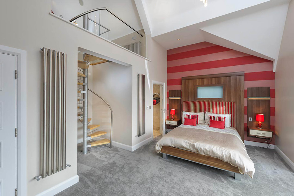 Esempio di una piccola camera da letto stile loft design con pareti multicolore, moquette e pavimento grigio