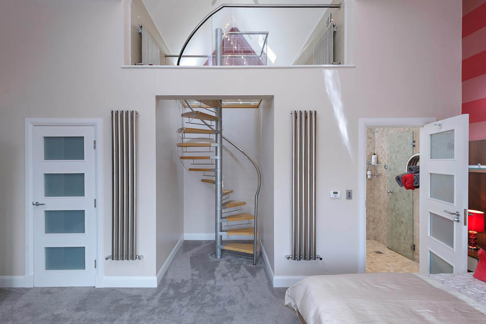 Kleines Modernes Schlafzimmer im Loft-Style mit bunten Wänden, Teppichboden und grauem Boden in Sonstige