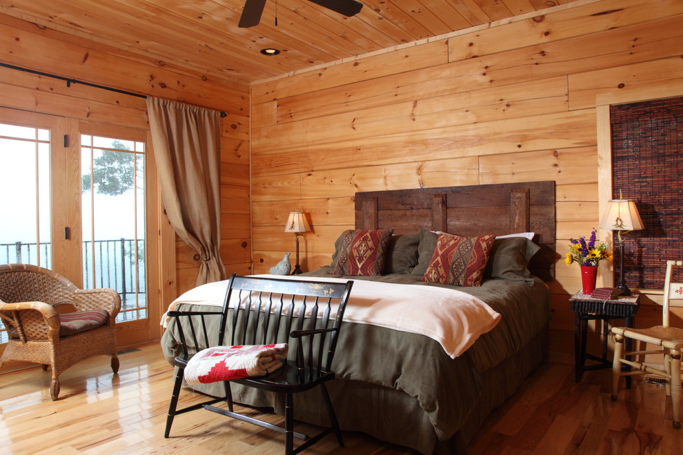 Rustikales Schlafzimmer mit braunem Holzboden in Charlotte