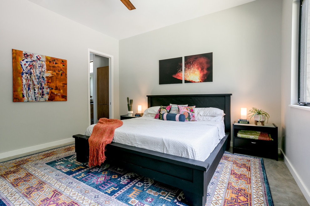 Modernes Hauptschlafzimmer mit weißer Wandfarbe, Teppichboden und grauem Boden in Austin