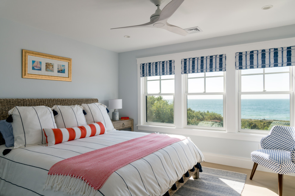 Idee per una camera da letto stile marino con pareti grigie, parquet chiaro e pavimento beige