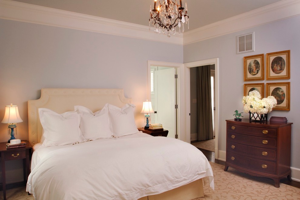 Идея дизайна: спальня в классическом стиле с фиолетовыми стенами и бежевым полом