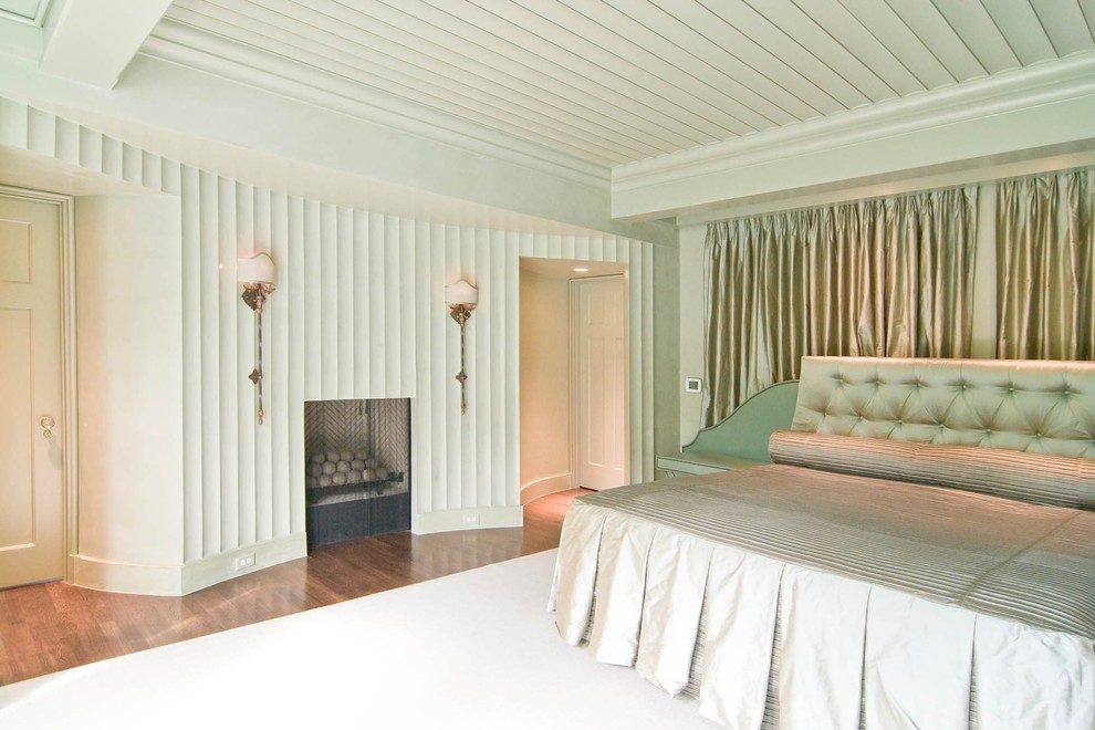 Großes Retro Hauptschlafzimmer mit grüner Wandfarbe, braunem Holzboden, Kamin und braunem Boden in Charlotte