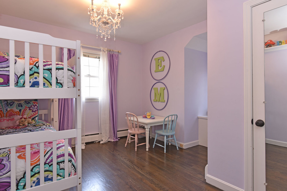 Mittelgroßes Klassisches Schlafzimmer ohne Kamin mit lila Wandfarbe, braunem Holzboden und schwarzem Boden in Providence