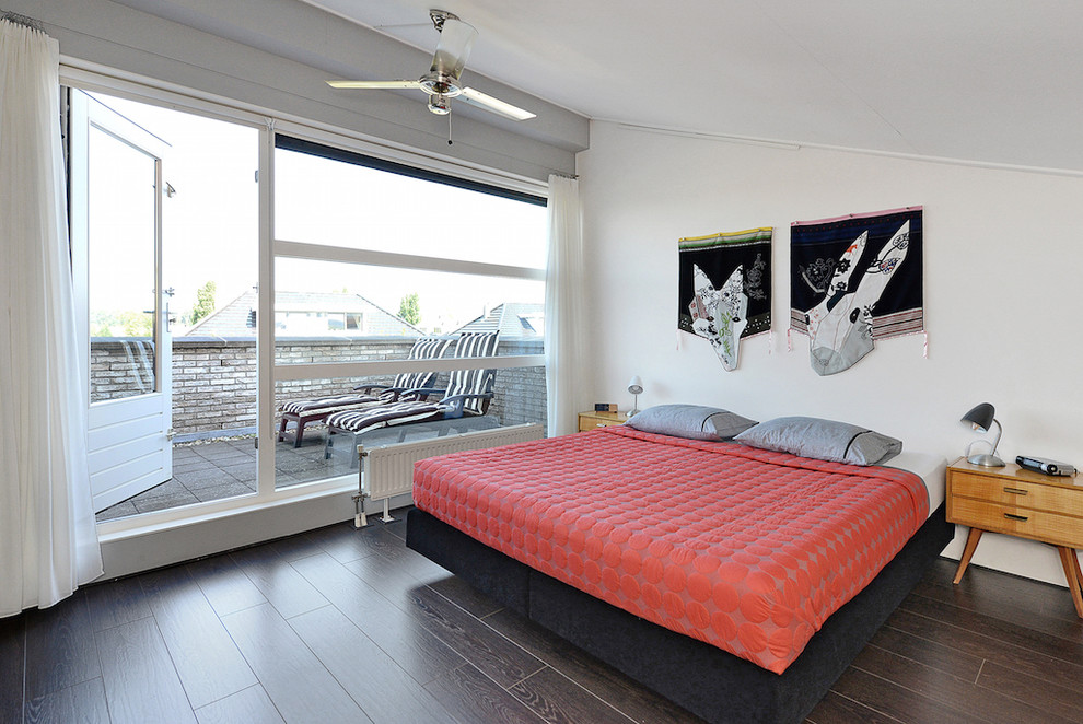 Imagen de dormitorio tipo loft actual de tamaño medio con paredes beige y suelo de contrachapado