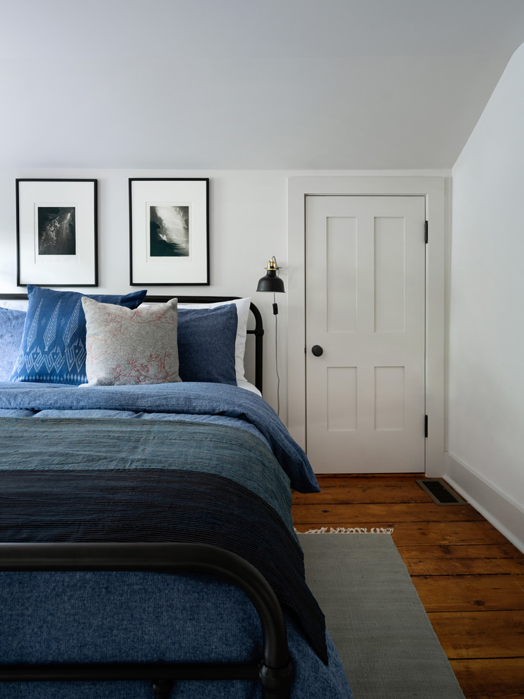 Foto de habitación de invitados clásica renovada con paredes blancas, suelo de madera en tonos medios y suelo marrón
