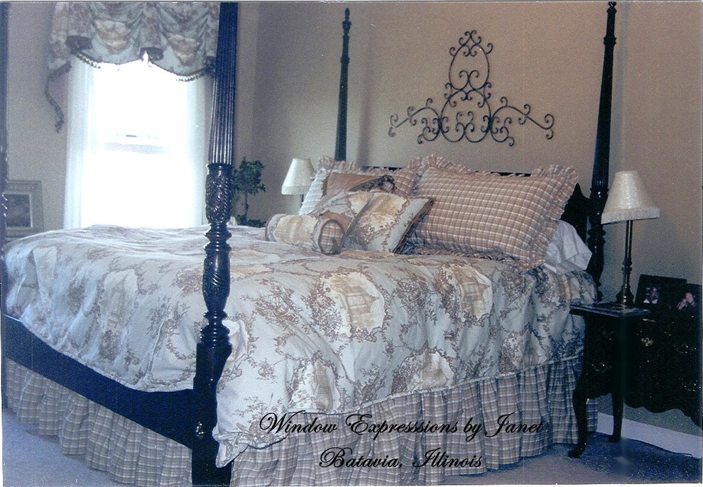 Immagine di una camera matrimoniale classica di medie dimensioni con pareti beige e moquette