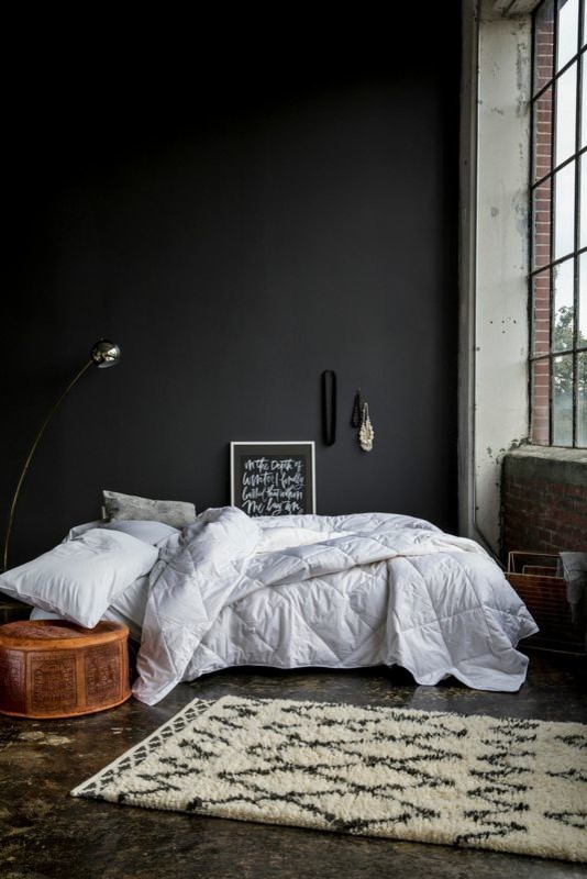Imagen de dormitorio tipo loft minimalista de tamaño medio con paredes grises y suelo de cemento