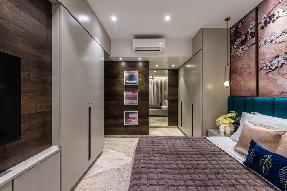 Diseño de dormitorio principal contemporáneo de tamaño medio con paredes beige, suelo de mármol y suelo beige