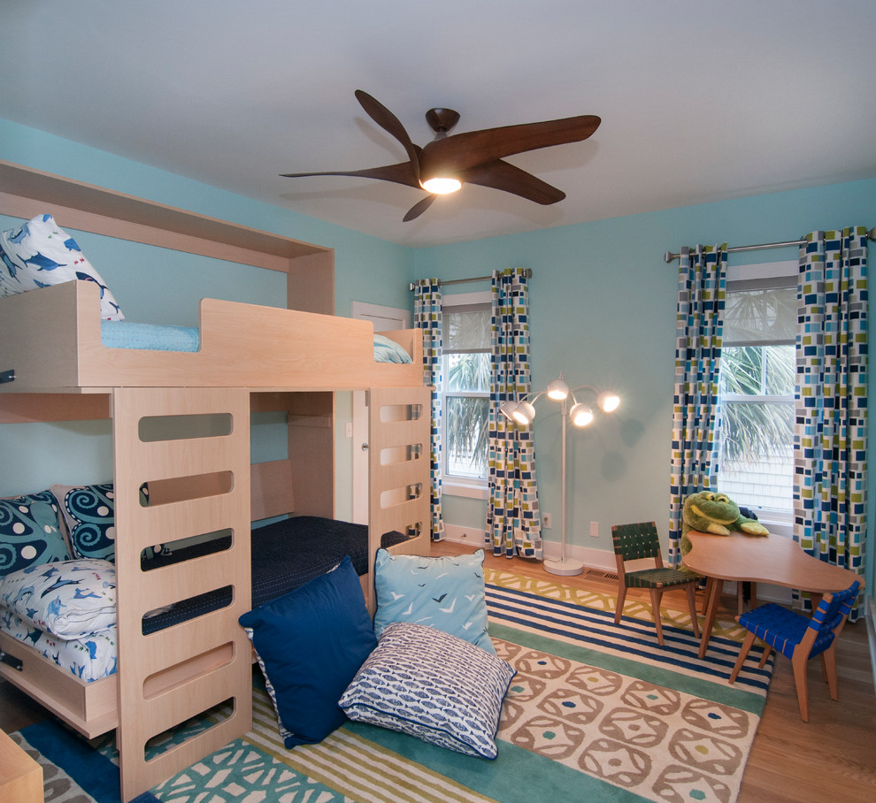 Idéer för ett mellanstort modernt gästrum, med blå väggar och mellanmörkt trägolv