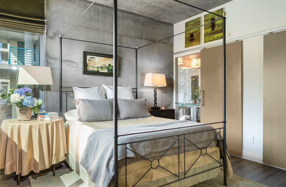 Источник вдохновения для домашнего уюта: хозяйская спальня среднего размера в стиле лофт с серыми стенами и паркетным полом среднего тона без камина