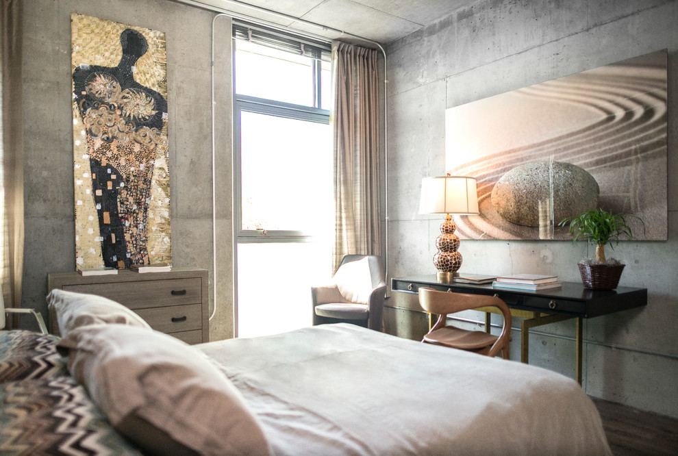 На фото: гостевая спальня среднего размера, (комната для гостей) в стиле лофт с серыми стенами и темным паркетным полом без камина