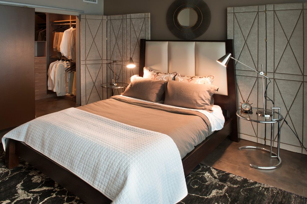 На фото: большая хозяйская спальня в современном стиле с серыми стенами и темным паркетным полом без камина