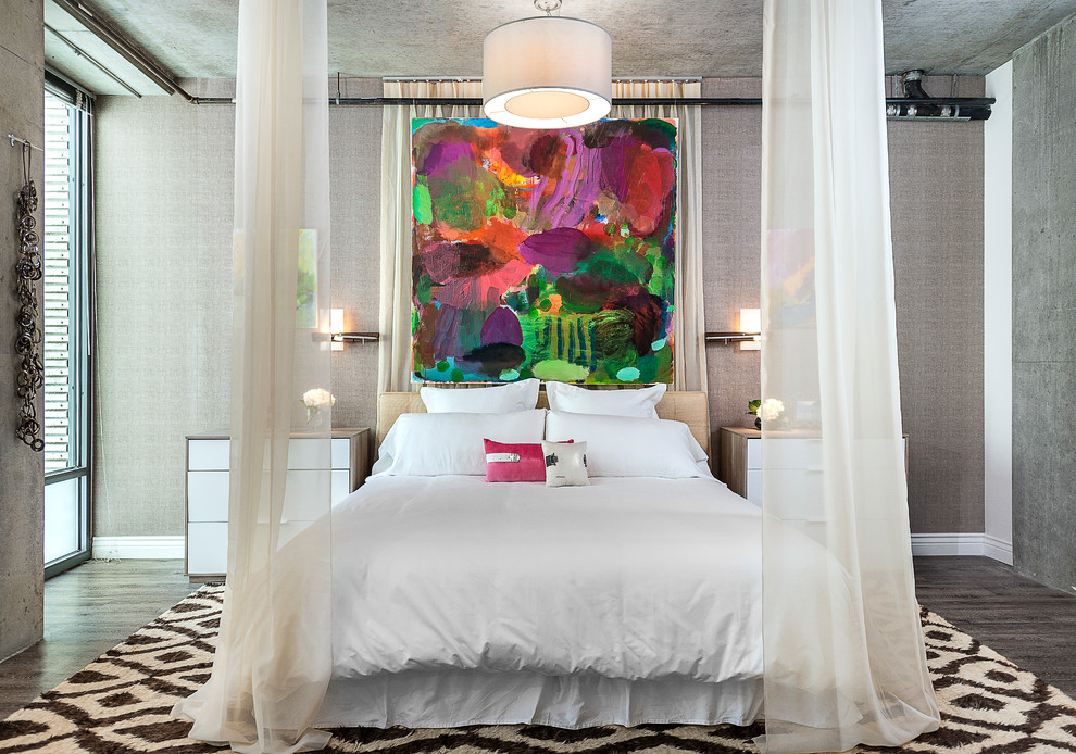 ロサンゼルスにあるコンテンポラリースタイルのおしゃれな寝室 (グレーの壁、無垢フローリング、シアーカーテン) のインテリア