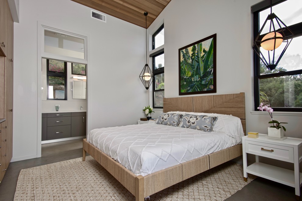 Свежая идея для дизайна: хозяйская спальня среднего размера в современном стиле с белыми стенами, бетонным полом и серым полом - отличное фото интерьера