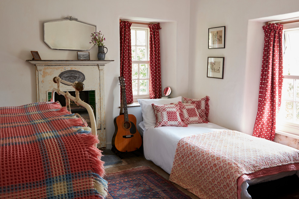 Idée de décoration pour une chambre d'amis champêtre de taille moyenne avec un mur blanc, parquet foncé et une cheminée standard.