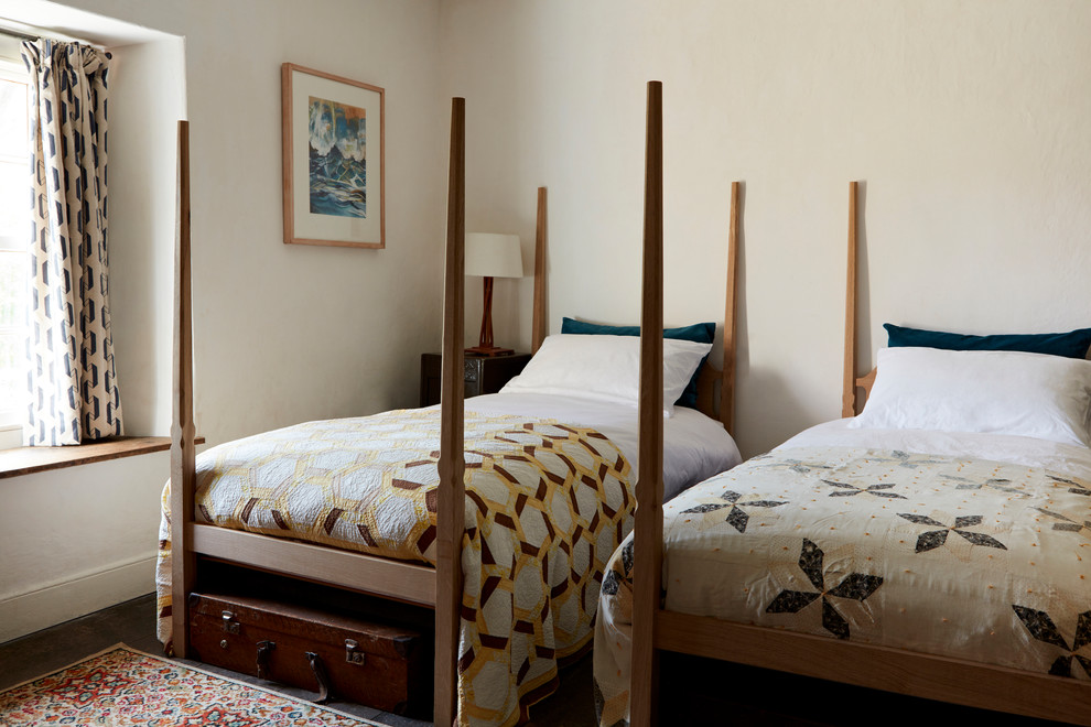 На фото: гостевая спальня среднего размера, (комната для гостей) в стиле кантри с бежевыми стенами, темным паркетным полом и коричневым полом без камина