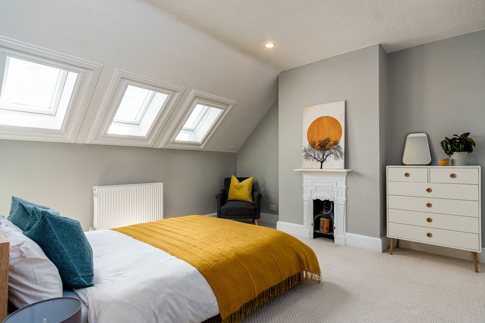 Пример оригинального дизайна: гостевая спальня среднего размера, (комната для гостей) в современном стиле с серыми стенами, ковровым покрытием, стандартным камином, фасадом камина из дерева и серым полом