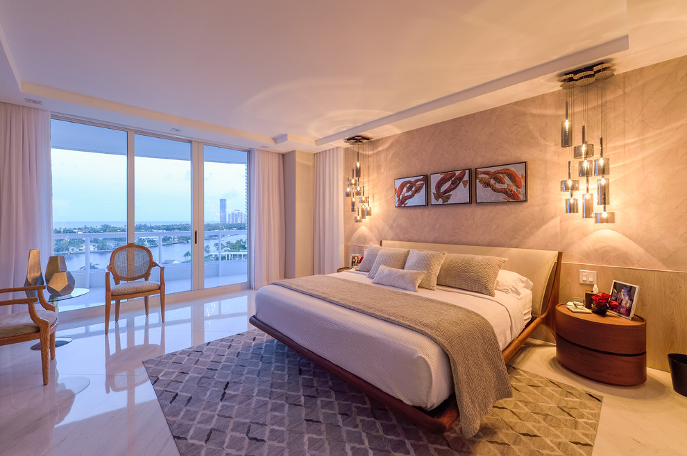 マイアミにある広いコンテンポラリースタイルのおしゃれな主寝室 (グレーの壁、大理石の床、白い床)