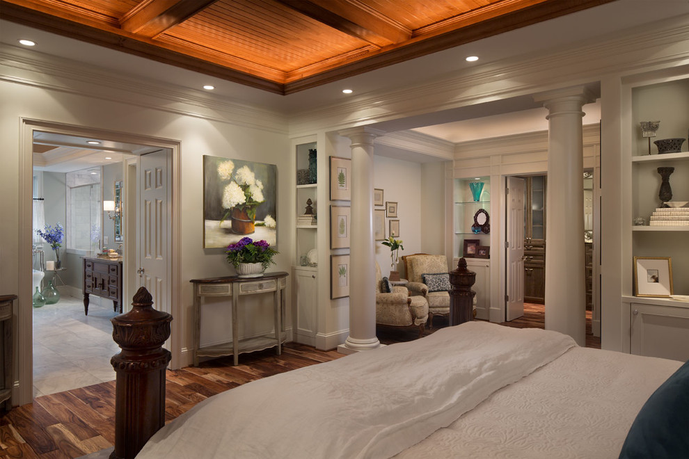 Ejemplo de dormitorio principal tradicional extra grande con paredes blancas y suelo de madera en tonos medios