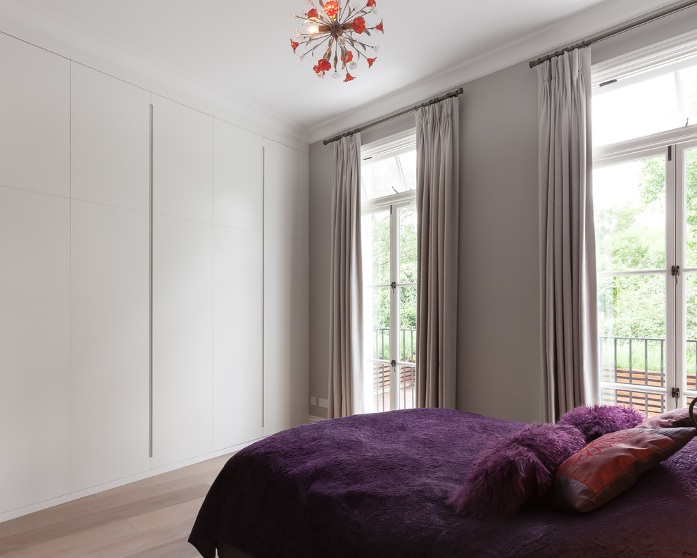 Свежая идея для дизайна: гостевая спальня среднего размера, (комната для гостей) в современном стиле с белыми стенами, светлым паркетным полом и коричневым полом без камина - отличное фото интерьера