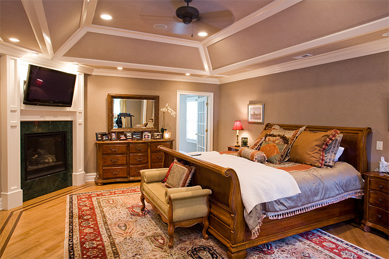 На фото: спальня в классическом стиле с подвесным камином с
