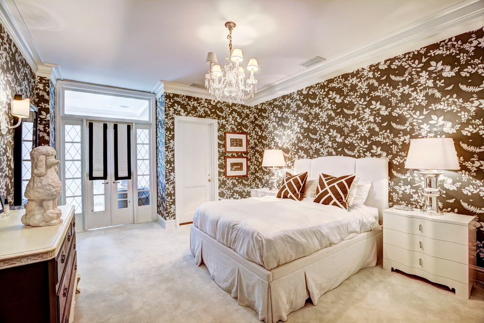 Großes Klassisches Hauptschlafzimmer ohne Kamin mit brauner Wandfarbe, Teppichboden und beigem Boden in Chicago