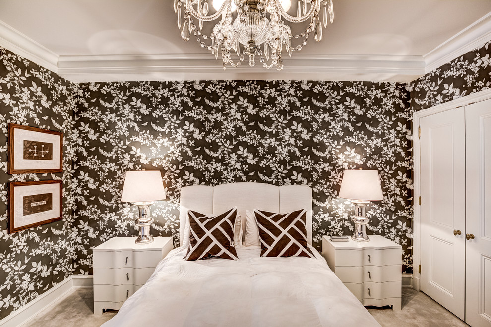 На фото: большая хозяйская спальня в стиле неоклассика (современная классика) с коричневыми стенами, ковровым покрытием и бежевым полом без камина с