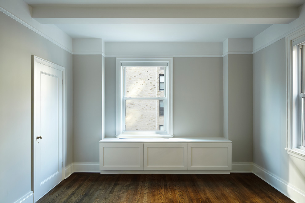 Immagine di una camera degli ospiti moderna di medie dimensioni con pareti grigie e pavimento in legno massello medio
