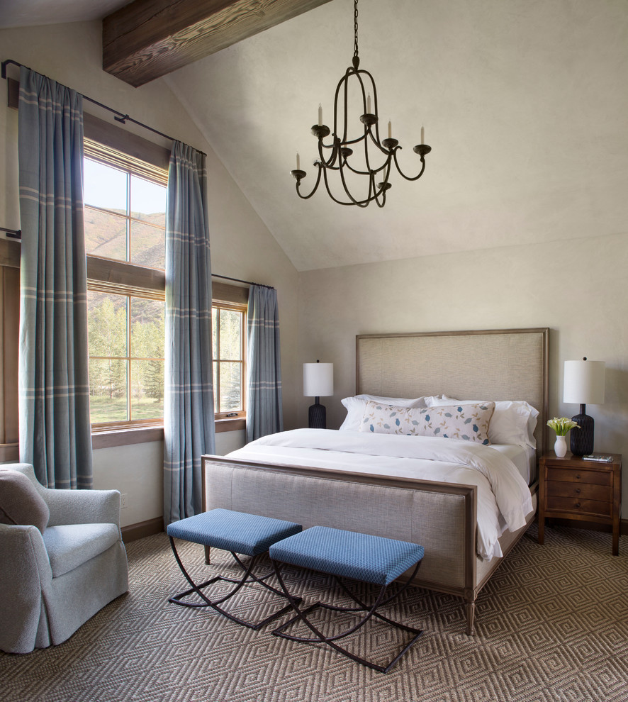 Идея дизайна: спальня в стиле рустика с бежевыми стенами, ковровым покрытием, бежевым полом и синими шторами