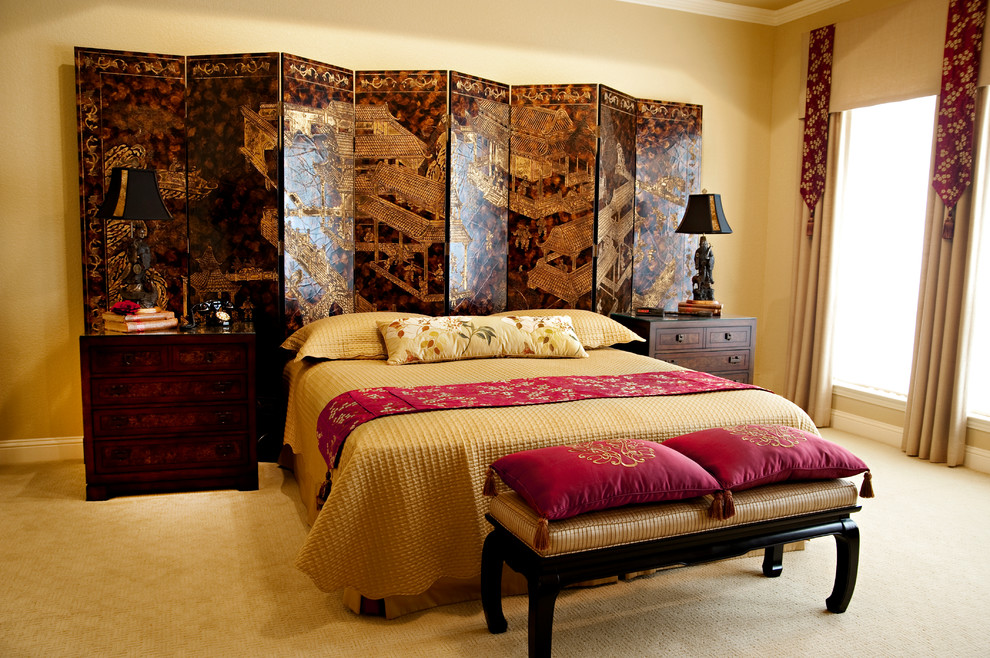 Идея дизайна: хозяйская спальня среднего размера в восточном стиле с бежевыми стенами и ковровым покрытием