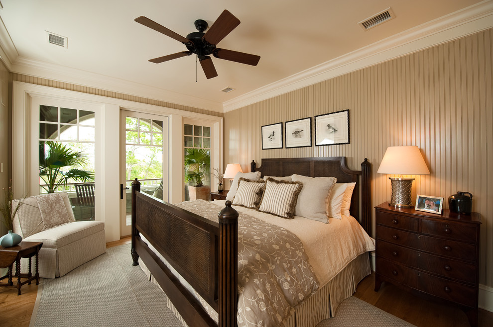 Cette photo montre une chambre chic avec un mur beige et un sol en bois brun.